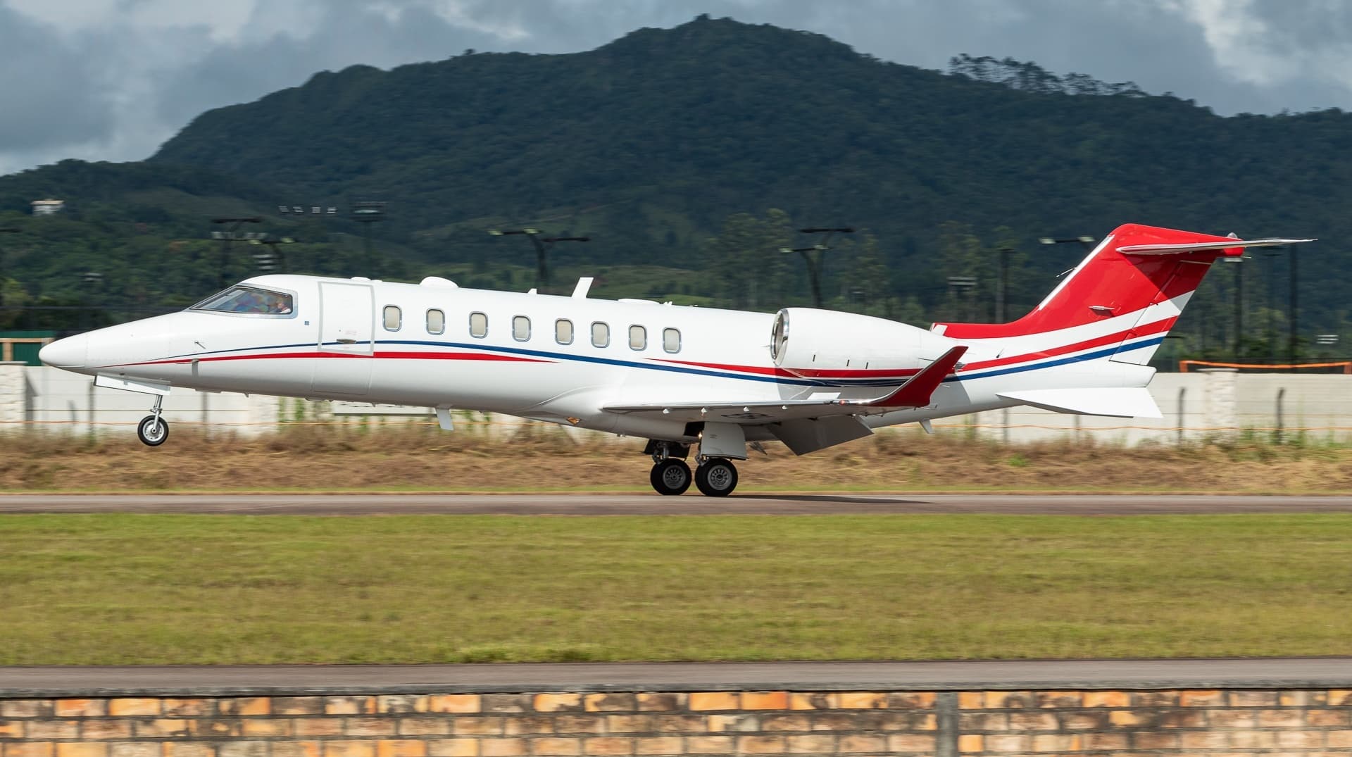 Learjet 75