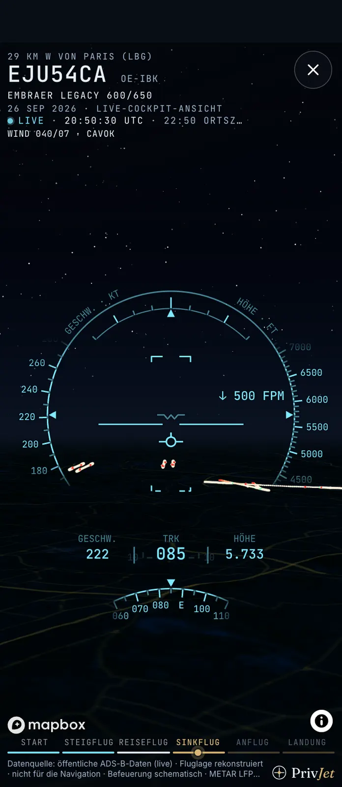 Cockpit-Ansicht, wie sie die PrivJet-App zeigt: Embraer Legacy 600 OE-IBK im Sinkflug westlich von Paris, live